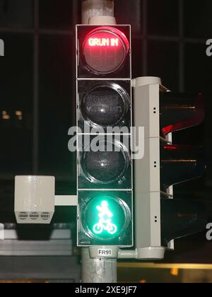 Signal vert au feu de circulation du compte à rebours pour les piétons à Magdebourg Banque D'Images