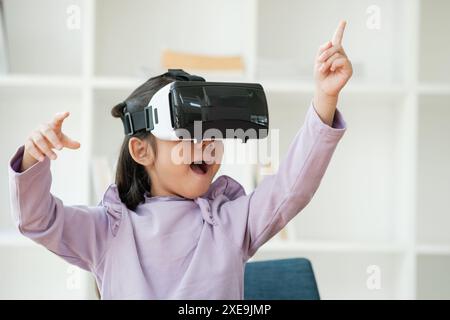 Enfant ravi par l'expérience de réalité virtuelle Banque D'Images