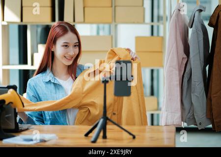 Entrepreneur présentant des vêtements pour Boutique en ligne Banque D'Images