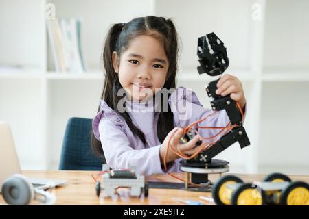 Concept d'éducation STEM. Jeune fille asiatique apprenant la conception de robot. Banque D'Images