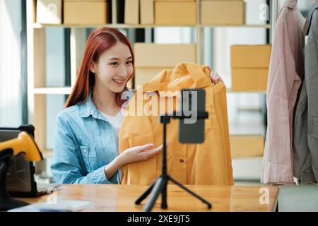 Entrepreneur présentant des vêtements pour Boutique en ligne Banque D'Images