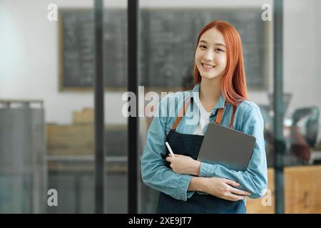 Démarrage de l'entreprise, les femmes dirigeant la nouvelle entreprise confient leur confiance en elles-mêmes Banque D'Images