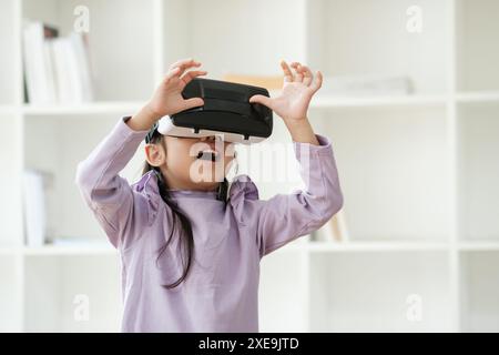 Enfant ravi par l'expérience de réalité virtuelle Banque D'Images
