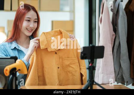 Entrepreneur présentant des vêtements pour Boutique en ligne Banque D'Images