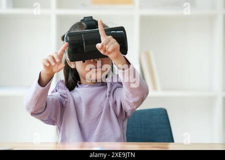 Enfant ravi par l'expérience de réalité virtuelle Banque D'Images