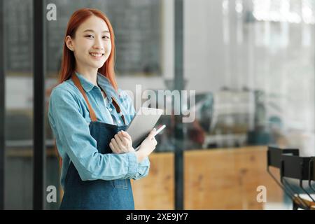 Démarrage de l'entreprise, les femmes dirigeant la nouvelle entreprise confient leur confiance en elles-mêmes Banque D'Images