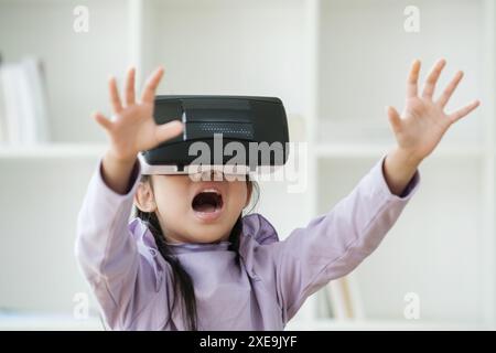 Enfant ravi par l'expérience de réalité virtuelle Banque D'Images