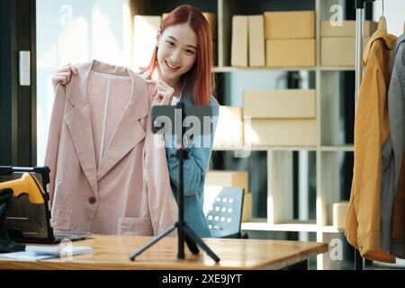 Entrepreneur présentant des vêtements pour Boutique en ligne Banque D'Images