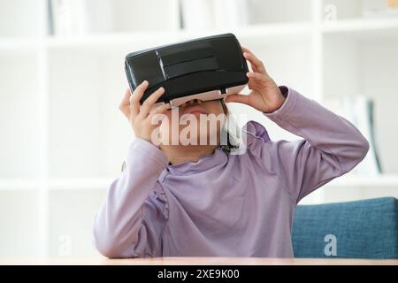 Enfant ravi par l'expérience de réalité virtuelle Banque D'Images