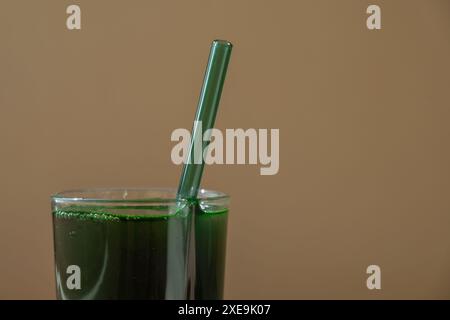 Boisson détox d'algues bleues-vertes biologiques spiruline dans un aliment en poudre de verre. Cocktail de protéines de santé smoothie de chlorella. Vitamines et Banque D'Images