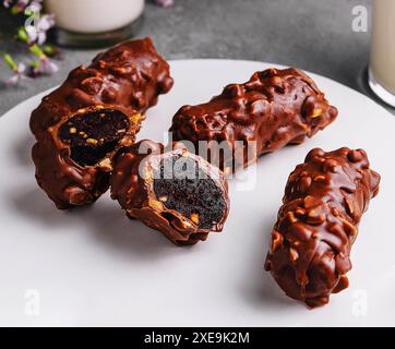 Tablettes de chocolat sur l'assiette gros plan Banque D'Images