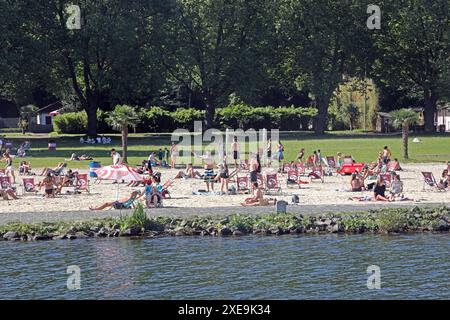 Freizeitaktivitäten im Ruhrgebiet Das Strandbad Seaside Beach am Essener Baldeneysee dient vielen Freizeitaktivitäten und events zur Unterhaltung. Essen Nordrhein-Westfalen Deutschland Baldeneysee *** activités de loisirs dans la région de la Ruhr la plage de bord de mer lido sur le lac Baldeney à Essen est utilisée pour de nombreuses activités de loisirs et événements de divertissement Essen Rhénanie du Nord-Westphalie Allemagne Lac Baldeney Banque D'Images