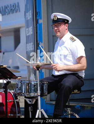 Halifax, Nouvelle-Écosse, Canada. 26 juin 2024. Le Marinemusikkorps Wilhelmshaven, Wilhelmshaven Marine Music corps, d'Allemagne, se produit sur le front de mer, dans le cadre du Halifax Tattoo Festival. Le German Music corps formé en 2019, est un orchestre symphonique à vent de 56 musiciens. Crédit : meanderingemu/Alamy Live News Banque D'Images