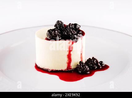 Gros plan d'une panna cotta sur une assiette Banque D'Images