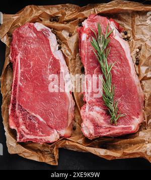 Bandes crues de steaks de longe sur papier sulfurisé Banque D'Images