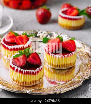 Mini cheesecake aux fraises sous forme de muffins Banque D'Images