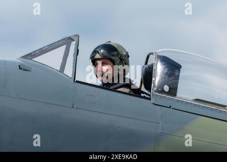 Pilote Paul Bonhomme au volant d'un avion de chasse Hawker Fury de la seconde Guerre mondiale pour exposer au Sywell Airshow 2024. Le G-CBEL Fury de la seconde Guerre mondiale Banque D'Images