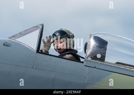 Pilote Paul Bonhomme au volant d'un avion de chasse Hawker Fury de la seconde Guerre mondiale pour exposer au Sywell Airshow 2024. Le G-CBEL Fury de la seconde Guerre mondiale Banque D'Images