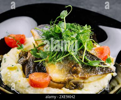 Filet de morue de skrei norvégien frit avec purée de pommes de terre Banque D'Images