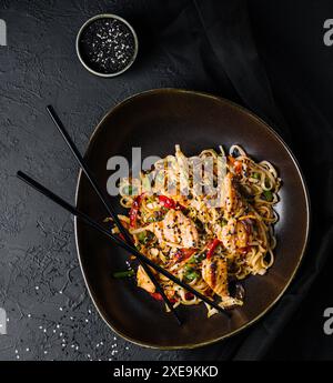 Nouilles frites avec poulet et légumes. poulet chow mein. Banque D'Images