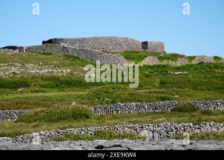 Vue sur Stone Ring Fort Dun Eochla, monument historique sur l'île d'Aran en République d'Irlande Banque D'Images