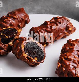 Tablettes de chocolat sur l'assiette gros plan Banque D'Images