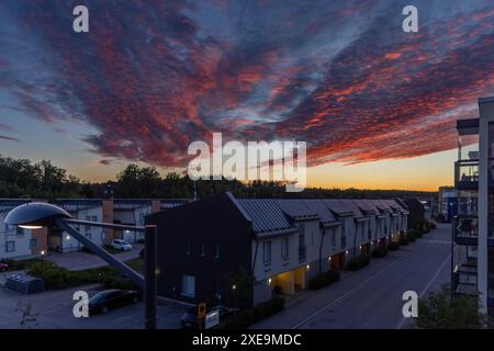 Ciel nocturne spectaculaire au-dessus d'un quartier résidentiel du sud de la Finlande Banque D'Images