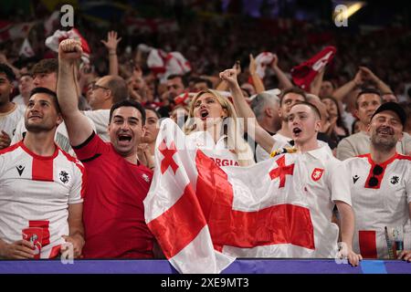 Les supporters géorgiens lors du match du Groupe F de l'UEFA Euro 2024 à l'Arena AufSchalke à Gelsenkirchen, en Allemagne. Date de la photo : mercredi 26 juin 2024. Banque D'Images