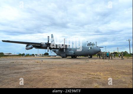 Des membres du 55e Groupe de combat électronique arrivent à la cérémonie officielle d'exposition statique d'un avion EC-130H Compass Call à la base aérienne Davis-Monthan, Ariz., le 24 juin 2024. L'EC-130H a participé à de multiples opérations militaires, notamment au Kosovo, en Haïti, au Panama, en Libye, en Irak, Serbie et Afghanistan. (Photo de l'US Air Force par l'aviateur senior Andrew Garavito) Banque D'Images