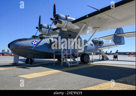 Un PBY-5A Catalina est assis sur la ligne de vol lors du salon aérien SkyFest 2024 de la base aérienne Fairchild Air Force et des portes ouvertes à Fairchild Air Force, Washington, le 21 juin 2024. L’équipe Fairchild a organisé le Fairchild Skyfest 2024 Airshow les 22 et 23 juin pour remercier la communauté locale pour son soutien et ses partenariats. Le spectacle aérien comprenait l'équipe de démonstration A-10 Thunderbolt II, l'équipe de parachutistes Wings of Blue, UH-1N Huey et plusieurs autres actes aériens et expositions statiques. (Photo de l'US Air Force par Airman 1st Class Megan Delaine) Banque D'Images