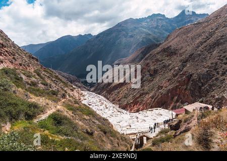 terrasses de salineras de maras situées dans la vallée sacrée des incas entourées de végétation lors d'une journée d'été ensoleillée au pérou Banque D'Images