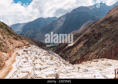 terrasses de salineras de maras situées dans la vallée sacrée des incas entourées de végétation lors d'une journée d'été ensoleillée au pérou Banque D'Images