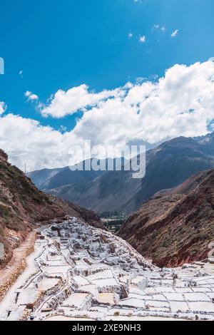 terrasses de salineras de maras situées dans la vallée sacrée des incas entourées de végétation lors d'une journée d'été ensoleillée au pérou Banque D'Images