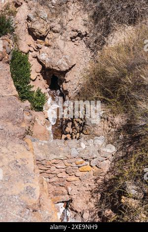 terrasses de salineras de maras situées dans la vallée sacrée des incas entourées de végétation lors d'une journée d'été ensoleillée au pérou Banque D'Images