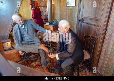 Thomas edison et gustave eiffel représentés dans une figure de cire dans le bureau monté sur le dessus de la tour eifell Banque D'Images