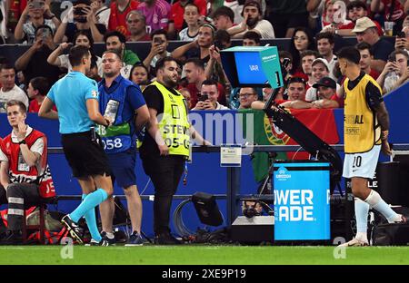 Gelsenkirchen, Allemagne. 26 juin 2024. Football, UEFA Euro 2024, Championnat d'Europe, Géorgie - Portugal, tour préliminaire, groupe F, jour de match 3, Arena auf Schalke, l'arbitre Sandro Schärer (2e à partir de la gauche) de Suisse se rend sur l'écran de l'arbitre Video Assistant (VAR) pour regarder une rediffusion. Crédit : David Inderlied/dpa/Alamy Live News Banque D'Images