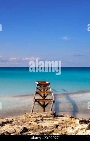 Le vieux quai mène dans les eaux turquoises de la plage de ses Illetes au nord de Formentera Banque D'Images