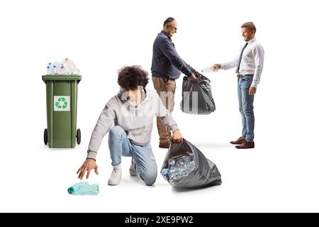 Groupe d'hommes nettoyant et collectant des bouteilles en plastique isolées sur fond blanc Banque D'Images