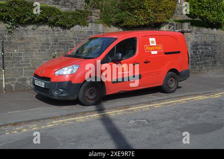 Une camionnette Royal mail garée sur une route à Langland. Swansea, pays de Galles, Royaume-Uni. 16 mai 2024. Banque D'Images