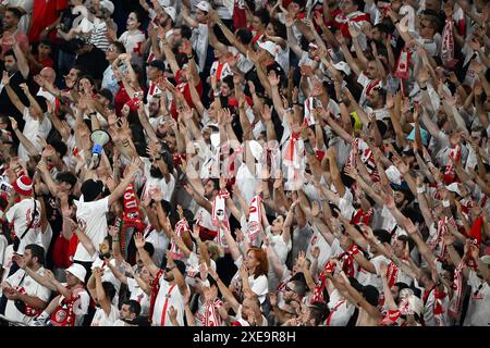 Gelsenkirchen, Allemagne. 26 juin 2024. Football : Championnat d'Europe, Géorgie - Portugal, tour préliminaire, Groupe F, jour de match 3, Schalke Arena, les fans de l'équipe géorgienne acclament. Crédit : Bernd Thissen/dpa/Alamy Live News Banque D'Images