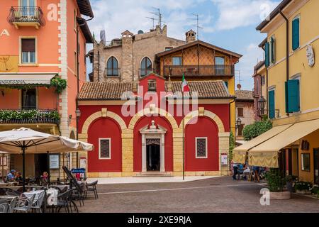 Vieille rue de la ville à Torri del Benaco sur le lac de Garde en Italie. Banque D'Images