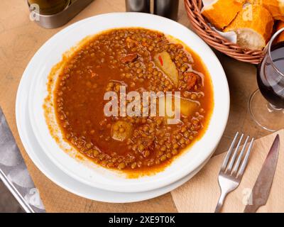 Soupe de lentilles avec pommes de terre et saucisse chorrizo. Plat traditionnel espagnol Banque D'Images