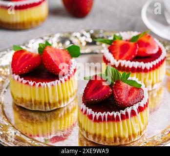 Mini cheesecake aux fraises sous forme de muffins Banque D'Images