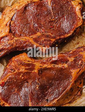 Vue de dessus sur le steak de bœuf mariné Banque D'Images