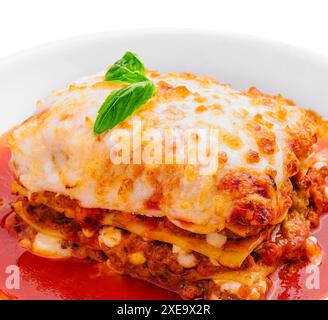 Lasagne italienne avec sauce tomate gros plan Banque D'Images