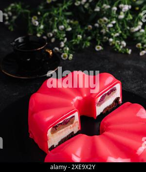 Gâteau en mousse de framboise multicouche sur assiette Banque D'Images