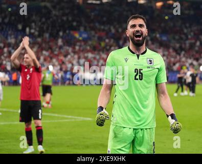 Le gardien de but géorgien Giorgi Mamardashvili célèbre la victoire de son équipe dans le match UEFA Euro 2024 Groupe F à l’Arena AufSchalke à Gelsenkirchen, en Allemagne. Date de la photo : mercredi 26 juin 2024. Banque D'Images