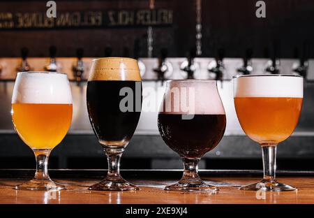 Différents types de bière artisanale dans des verres sur la table à l'intérieur du pub à la lumière du jour Banque D'Images