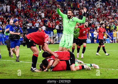 GELSENKIRCHEN, ALLEMAGNE - JUIN 26 : Giorgi Mamardashvili de Géorgie, Zuriko Davitashvili de Géorgie célèbre sa victoire, Giorgi Loria de Géorgie lors du match Groupe F - UEFA EURO 2024 entre la Géorgie et le Portugal à l'Arena AufSchalke le 26 juin 2024 à Gelsenkirchen, Allemagne. (Photo de Pablo Morano/BSR Agency) Banque D'Images