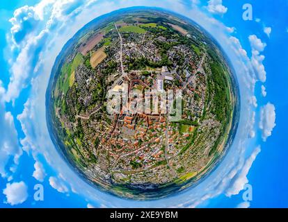 Vue aérienne, vue sur la ville avec vue sur le centre-ville de la vieille ville et l'église du marché protestant, hôtel de ville et parking am Drawen Hof, résidentiel et commerci Banque D'Images